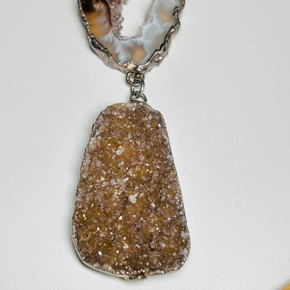 Vintage Quartz Agate Slice, Druzy, Brass Beaded and Faux Pearl Pendant Necklace - Picture 6 of 14